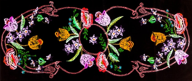 Detail vyšívaného motívu na látke